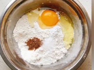 酥炸蘑菇,加入一个鸡蛋。