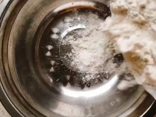 酥炸蘑菇,碗中倒入40克面粉。