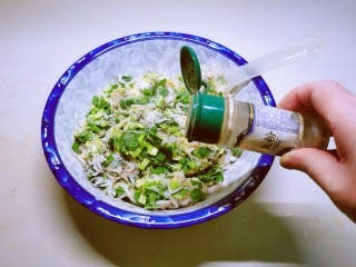鲜虾蔬菜饼,放入胡椒粉去腥增香。