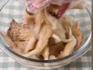 酥炸蘑菇,加入适量盐抓均匀淹制。