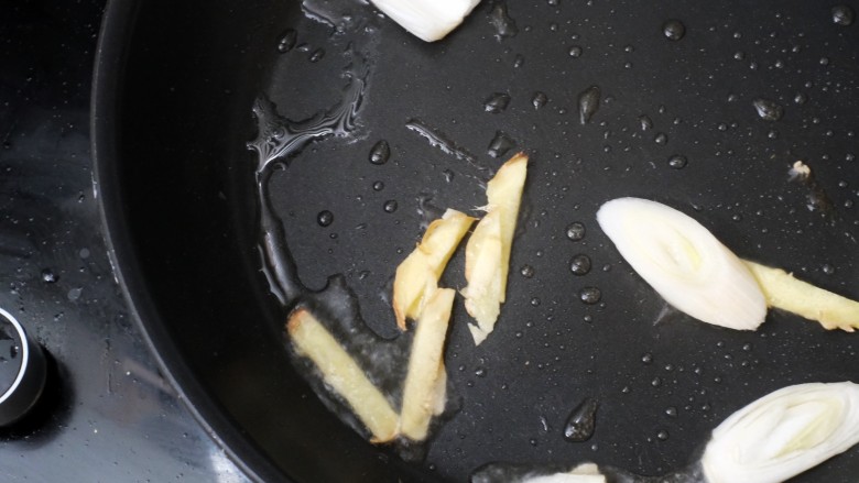 海参鲍鱼虫草花炖鸡汤,3、热锅放油，加入葱蒜。 