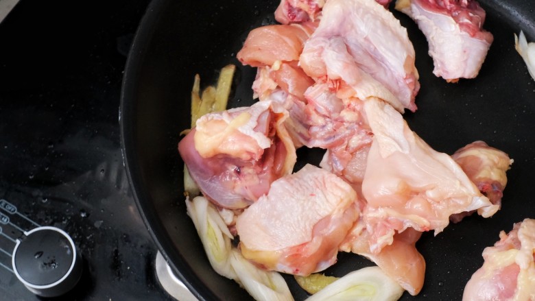 海参鲍鱼虫草花炖鸡汤,4、先将鸡块放入锅中翻炒。