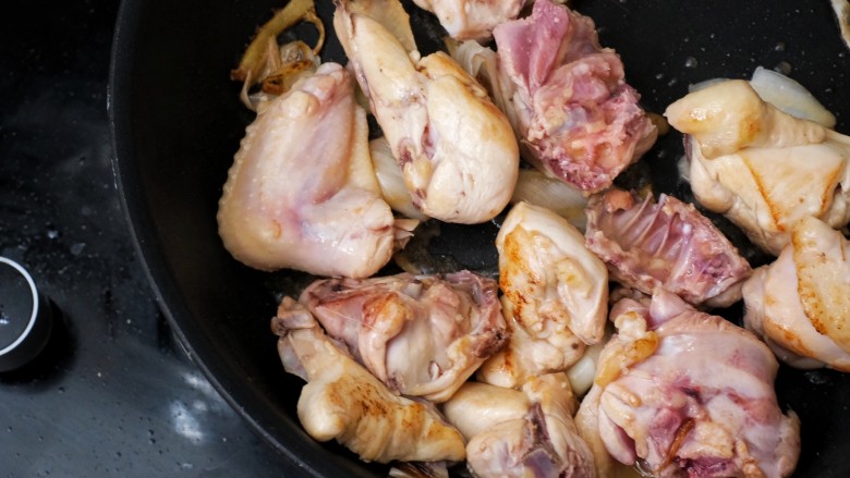 海参鲍鱼虫草花炖鸡汤,5、至鸡块熟透。