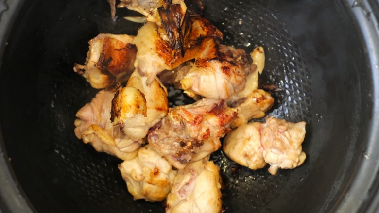 海参鲍鱼虫草花炖鸡汤,7、将炒熟的鸡块放入电饭煲。
