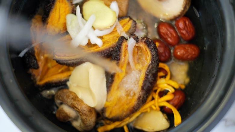 海参鲍鱼虫草花炖鸡汤,15、选择炖汤后，一个小时就可以完成了这道好吃的汤品。