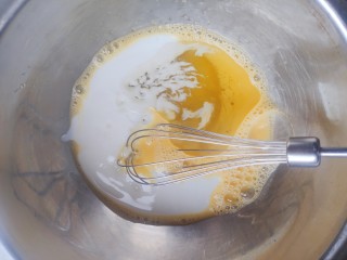 蓝莓酸奶马芬,将鸡蛋液、酸奶、玉米油、细砂糖、盐全部倒入器皿内