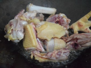 咖喱土豆鸡块,热锅凉油，倒入鸡肉翻炒至变色