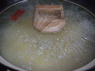 咖喱土豆鸡块,盖上盖子中火焖煮十分钟