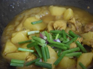 咖喱土豆鸡块,汤汁浓郁时倒入葱段