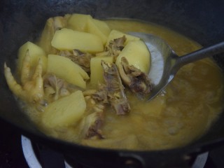 咖喱土豆鸡块,期间翻煮几次，以防粘锅