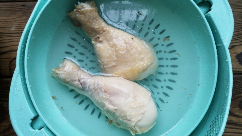 椒麻手撕鸡,煮熟的鸡腿捞出后放入冰水中过凉。