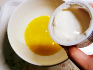 蓝莓酸奶马芬,鸡蛋敲入碗中，放入0卡糖和玉米油搅拌均匀，放入酸奶。