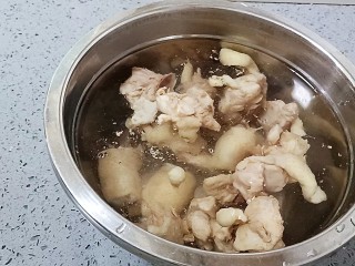 咖喱土豆鸡块,放人清水里淘洗干净浮沫