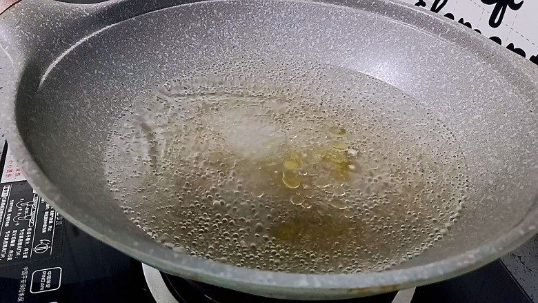培根炒秋葵,烧半锅开水，加入少许盐和油