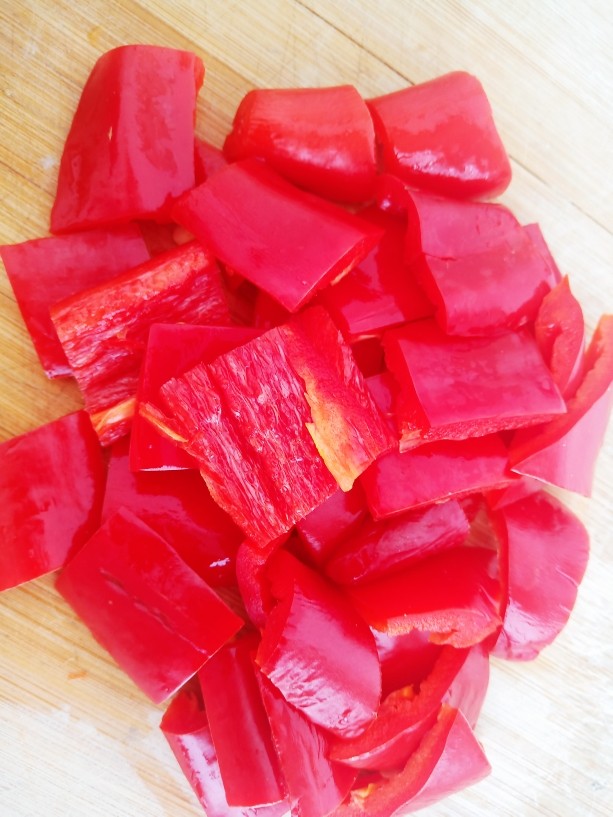 咸甜可口的酱烧南瓜,一个红椒切成小块。