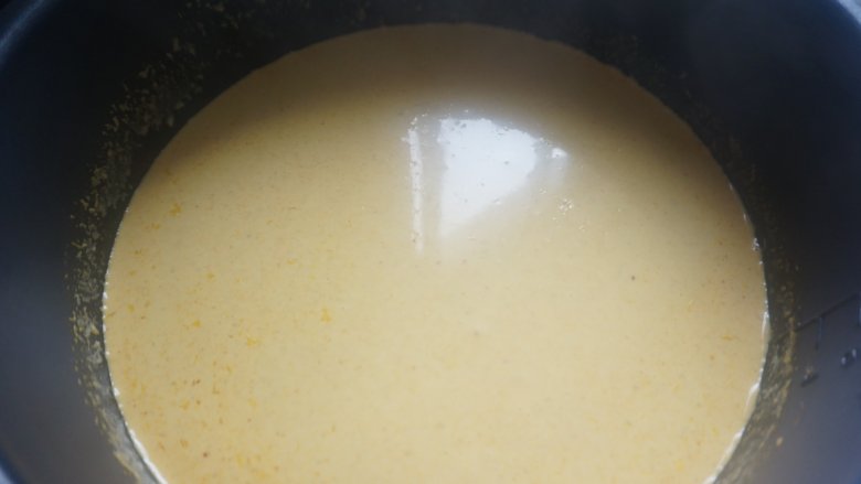 咖喱土豆鸡块,慢慢搅拌，使咖喱酱化开，慢慢加热不断搅拌，可以将咖喱和椰香激发出来
