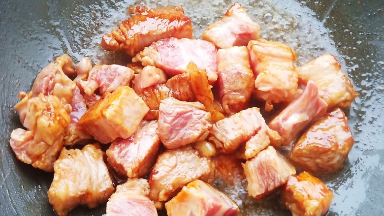 从不失手的牛肉烩菜,加入牛肉翻炒均匀上色。