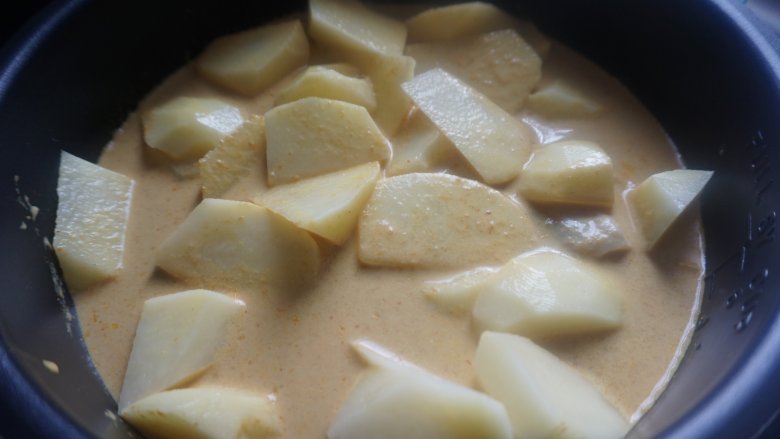咖喱土豆鸡块,倒入洗净切块的土豆，并放上姜片
