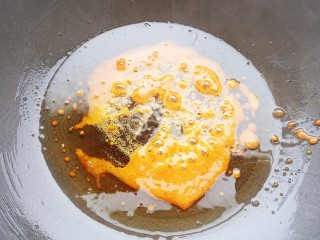 花生烧猪脚,锅中放适量油，加入适量冰糖中小火炒至冒枣红色的大泡。