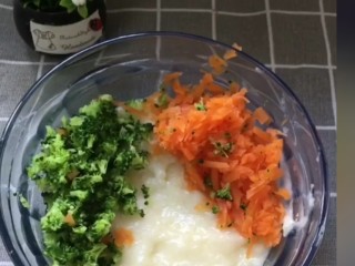 鲜虾蔬菜饼,加入胡萝卜拌菜碎。