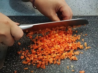 鲜虾蔬菜饼,红萝卜剁碎