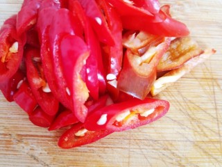 酱汁茄子,一个红辣椒切斜圈。
