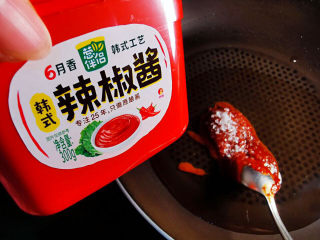 三文鱼生菜春卷／青柠黄瓜饮,挖两大勺辣椒酱入锅，加入少许糖提鲜
