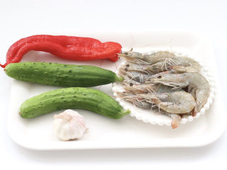 黄瓜海虾小炒,首先备齐所有的食材。