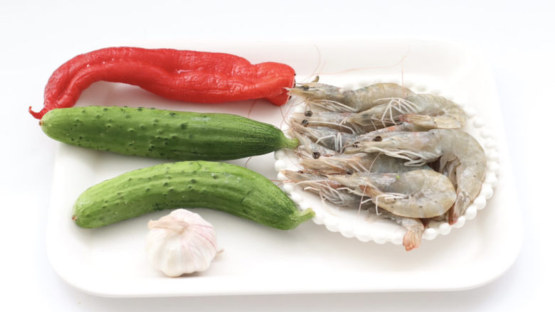 黄瓜海虾小炒,首先备齐所有的食材。