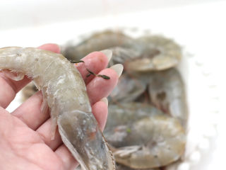 黄瓜海虾小炒,海虾去虾须虾线后洗净沥干水分。