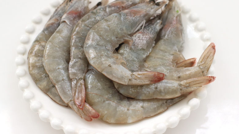 黄瓜海虾小炒,抓匀腌制10分钟。