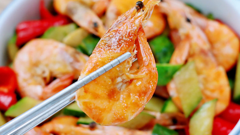 黄瓜海虾小炒,黄瓜片的脆甜可口，红椒清爽微辣，海虾肉的筋道爽滑，堪称完美。