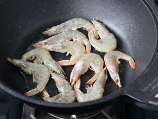 黄瓜海虾小炒,热锅倒入少许食用油，放入海虾。