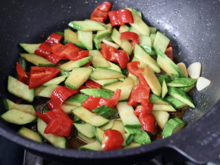 黄瓜海虾小炒,加入红椒翻炒均匀。