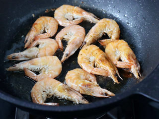 黄瓜海虾小炒,小火慢慢煎至变色和虾油，盛出备用。