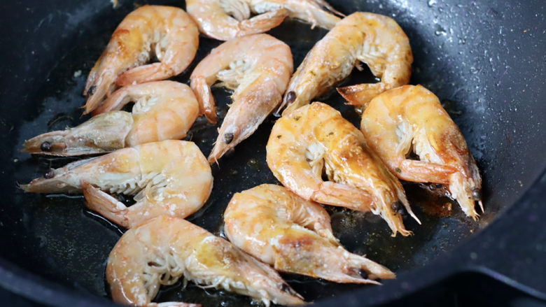 黄瓜海虾小炒,小火慢慢煎至变色和虾油，盛出备用。