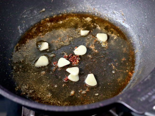 黄瓜海虾小炒,用煎海虾的热油爆香花椒和大蒜片。