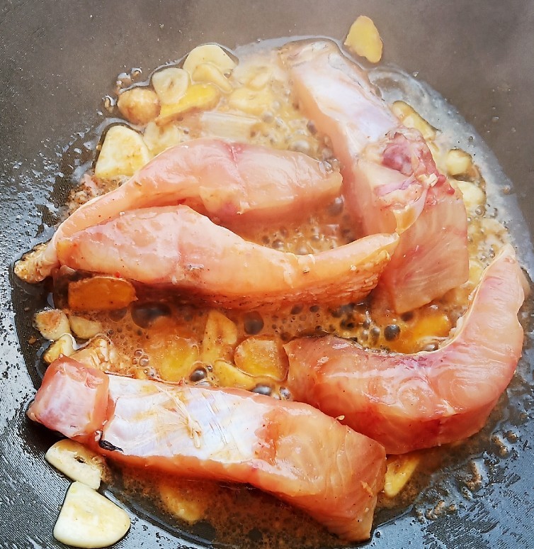 红烧草鱼块,加入鱼块稍微煎一下。