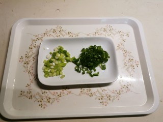 豆腐蛋花汤,小葱切碎，葱白葱绿分开放。