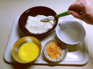 豆腐蛋花汤,豆腐放入蒸锅蒸8分钟取出切块，鸡蛋打散，干虾米清洗干净，水淀粉备好。