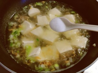 豆腐蛋花汤,烧开煮2分钟，放入盐调味。
