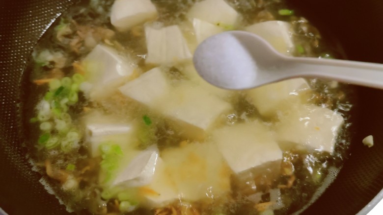 豆腐蛋花汤,烧开煮2分钟，放入盐调味。
