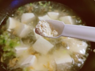 豆腐蛋花汤,放入鸡粉增香。