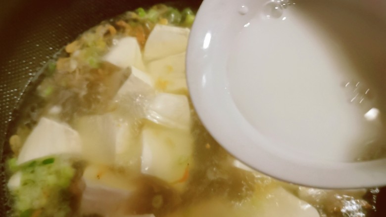 豆腐蛋花汤,放入水淀粉勾芡增稠。