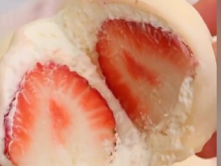 草莓雪媚娘,切成两半，也可以不切直接吃。
