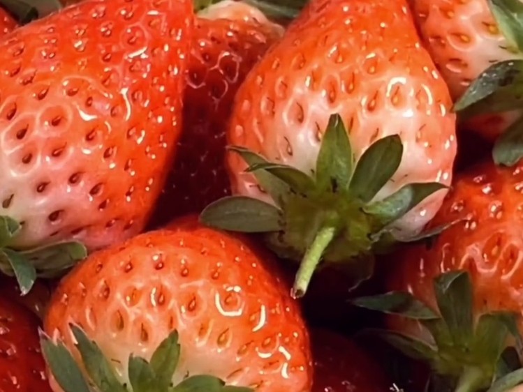 草莓雪媚娘,新鲜草莓买了2斤。