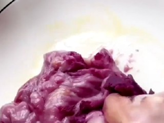 草莓雪媚娘,加入紫薯泥搅拌均匀。