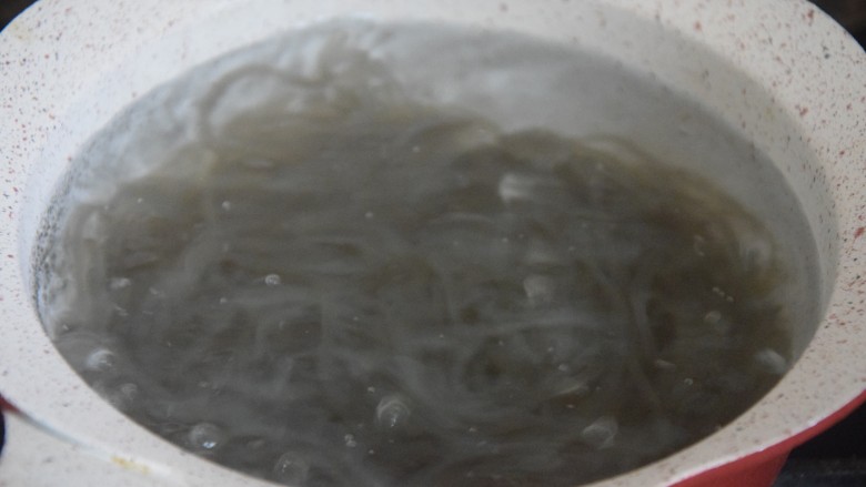 酸汤粉,粉条放入热水锅中煮两三分钟