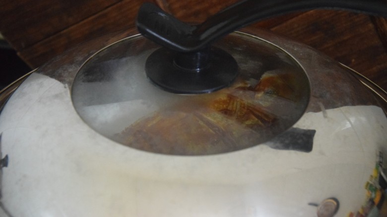 黄豆酱蒸鲈鱼,放入开水锅里隔水大火蒸八九分钟