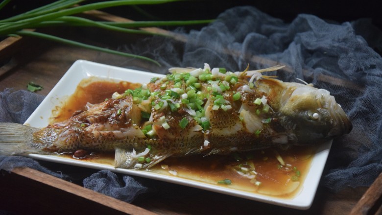 黄豆酱蒸鲈鱼,一道酱香味的黄豆酱蒸鲈鱼就做好了。